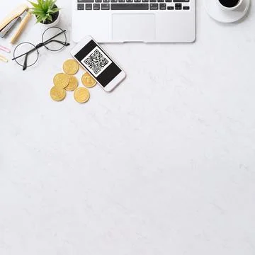 Online payment with QR code concept, virtual credit card, smart phone on offi 写真素材