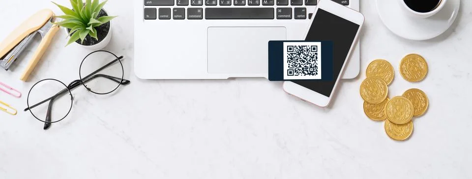 Online payment with QR code concept, virtual credit card, smart phone on offi 写真素材