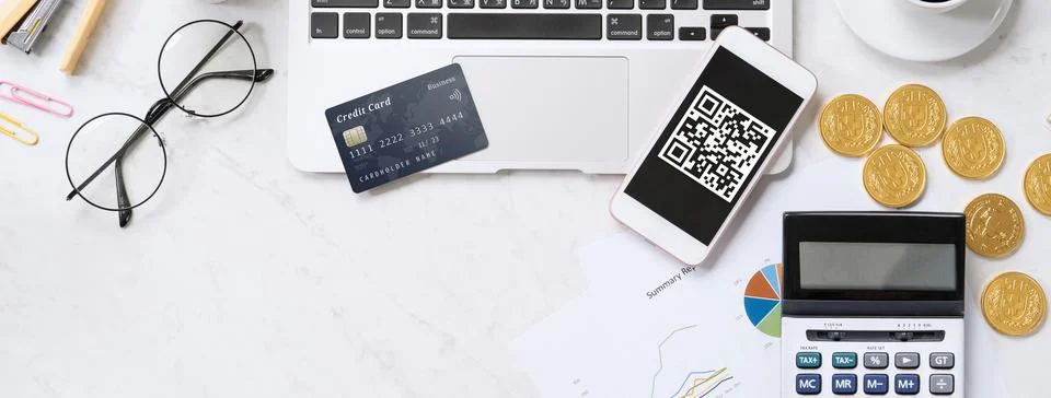 Online payment with QR code concept, virtual credit card, smart phone on offi 写真素材