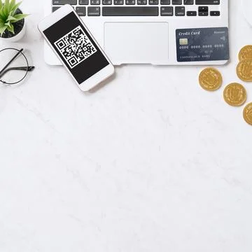 Online payment with QR code concept, virtual credit card, smart phone on offi 写真素材