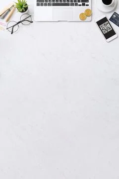 Online payment with QR code concept, virtual credit card, smart phone on offi 写真素材