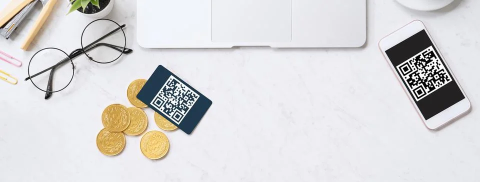 Online payment with QR code concept, virtual credit card, smart phone on offi Stockfoto's