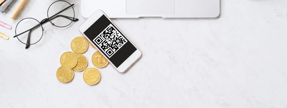 Online payment with QR code concept, virtual credit card, smart phone on offi 写真素材