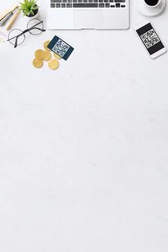 Online payment with QR code concept, virtual credit card, smart phone on offi 写真素材