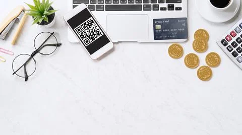 Online payment with QR code concept, virtual credit card, smart phone on offi Foto stock