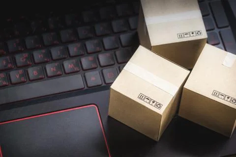 Online shopping concept e-commerce delivery buying service. square cartons sh Foto stock