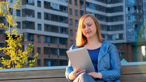 Online Video Chat on Tablet Stockbeeldmateriaal 111003655