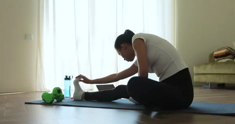 Online video tutorial while virtual training at home. Workout at home 스톡 동영상 336637034