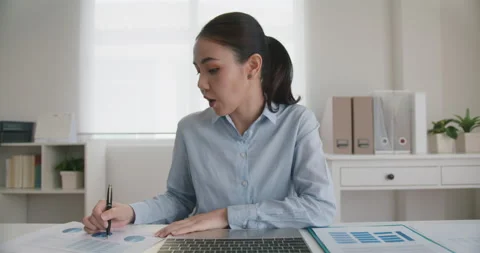 Online virtual consult video call personal financial investment advice 스톡 동영상 160347056