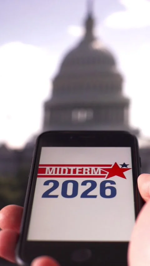 Online voting in the US midterm elections: a smartphone with the Capitol Vídeo Stock 346155735