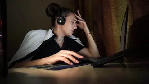 Online work at home Video stock 221433172