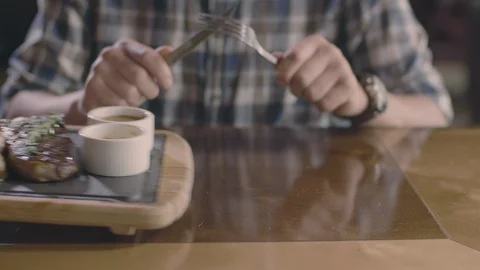 Only hands: man in grill restaurant waiting steak Stock Footage 92407885