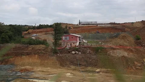 The only house left in the middle of the road construction Vídeos de archivo 148666029