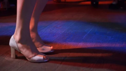 Only legs close up. Dancing feet in women's shoes. Dancing in nightclub, party Video stock 89166314