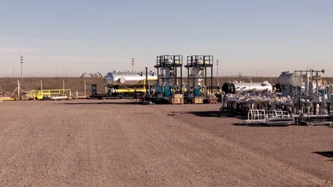Onshore oil and gas processing modules drone push in shot Video stock 329009086