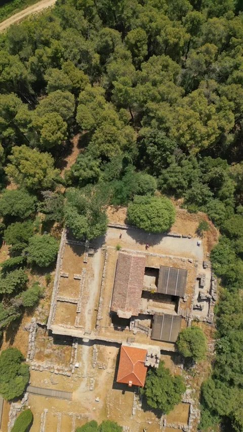 Op-down vertical drone shot of the ancient Necromanteion of Acheron ruins 库存影片 347439315
