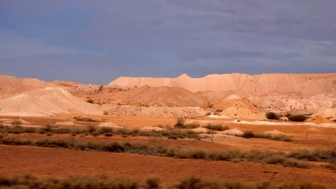 Opal Mine Drive Past 1 Stockbeeldmateriaal 128339014