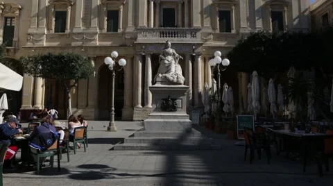 Open Air Cafes in Republic Square, Valletta, Malta Stockbeeldmateriaal 64969319