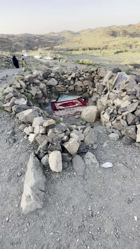 Open-Air Prayer Area with Rugs in Arid Valley of Holy Land Vídeo Stock 321027448