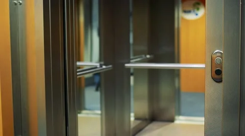 Open and close of door to elevator Video stock 62314201