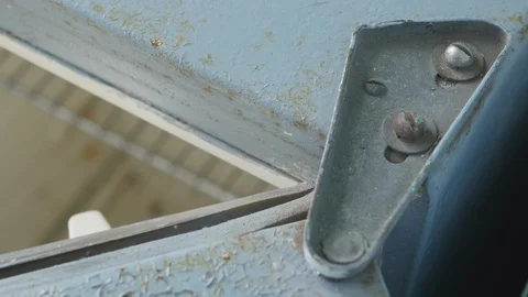 Open And Close The Old Empty Refrigerator Door. 스톡 동영상 115083726