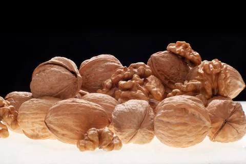 Open and closed chestnuts with back light on black background. Foto stock