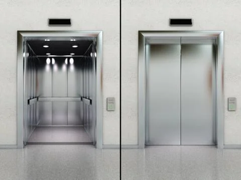 Open and closed elevator Illustrazione stock