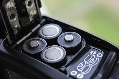 Open battery compartment with used cells highlights environmental concern abo Foto stock