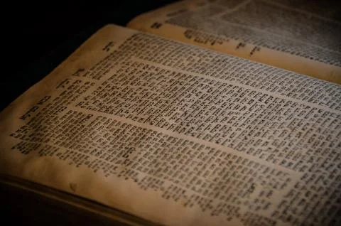 An open bible in hebrew Stock-Fotos
