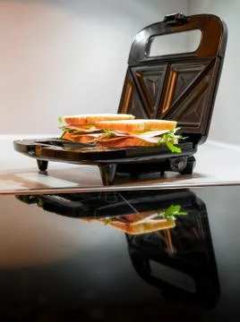 Open black sandwich maker Foto stock