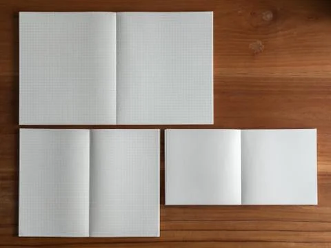 Open the blank notebooks in 3 different sizes on the wooden desk. Empty space Foto stock