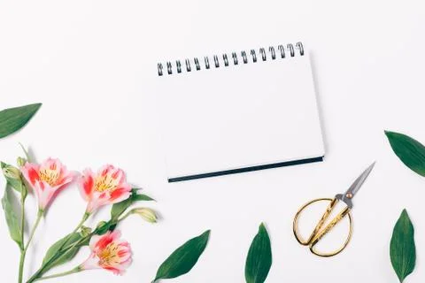 Open blank notepad on white table 库存照片