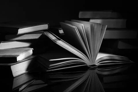 Open Book On Black Stock-Fotos