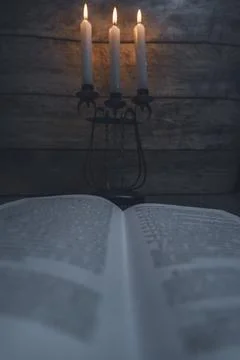 Open book with candles on rustic background Foto stock