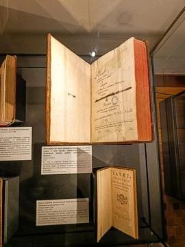 Open book on display at Carnegie library Stockfoto's