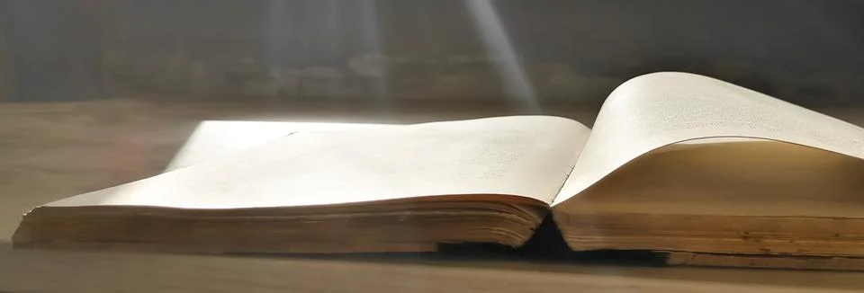 On the open book fall rays of sunlight from the window. Light. Sunlight. book Stock-Fotos