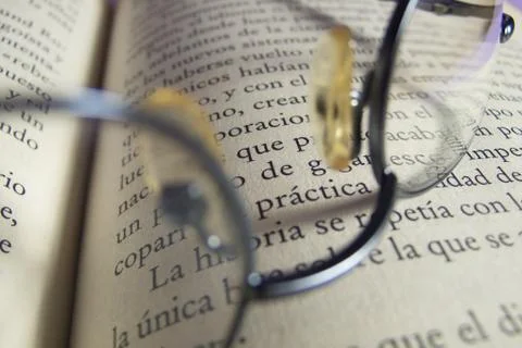 Open book with glasses Stock-Fotos