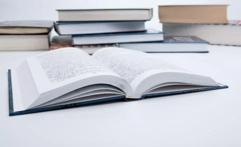 Open book on the table with other Foto stock