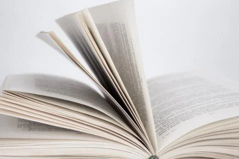 Open book on white Stock-Fotos