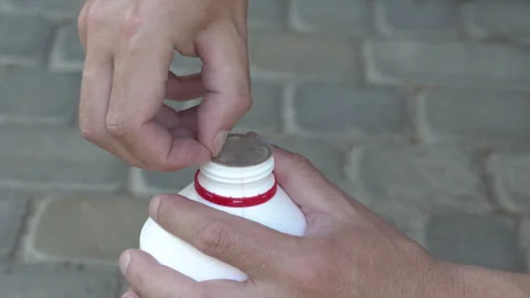 To open a bottle sealed with foil Video stock 312781489