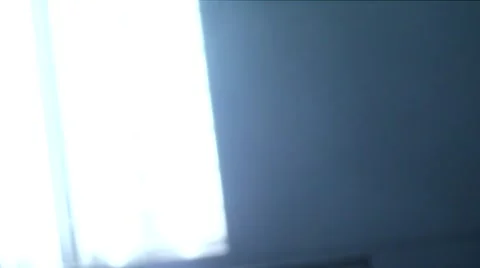 Open the box in the hospital Vídeos de archivo 56980147