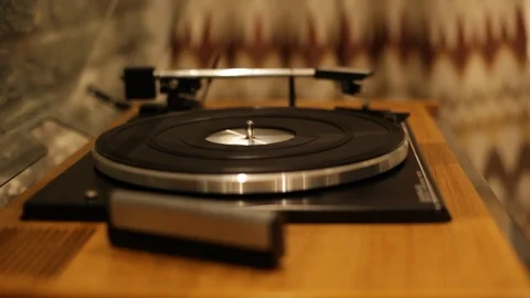 Open box turn on open the turntable, put the vinyl plate on, turn on 库存影片 90627834