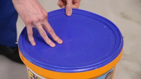 Open a bucket of plaster 库存影片 73395650