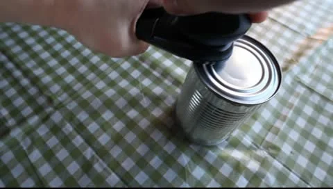 Open can of beans Vídeos de archivo 8992376