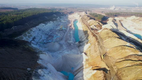Open cast mine. Walking dragline excavator on development chalk open pit Stockbeeldmateriaal 186515876