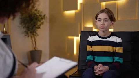 Open child willingly talking to psychologist Stock-Footage 190985323