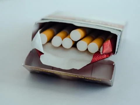 Open cigarette box close up with bokeh Stockfoto's