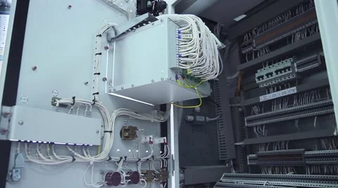 Open a control cabinet at an electrical substation Vidéo 48190472