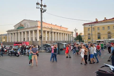 Open dance class on the spit of Vasilievsky island in the evenin Stock Photos