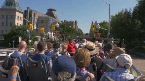 Open deck bus. People observing historic part of city. 動画素材 207513562